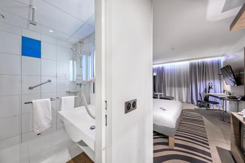 room detail thumbnail 2