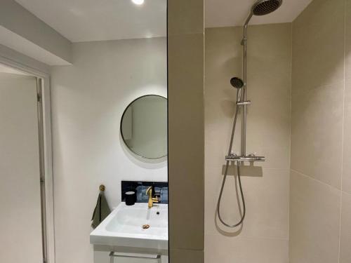 Apt 4 Guests Moderne Place Breteuil - image 4