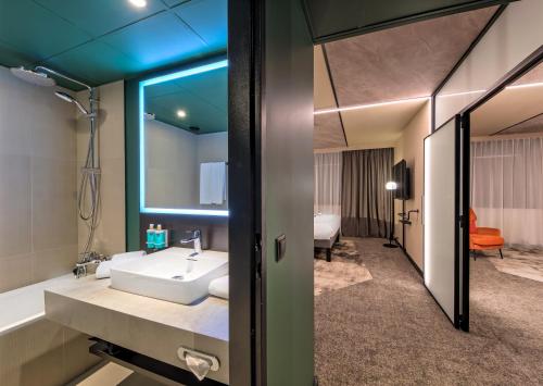 room detail thumbnail 2