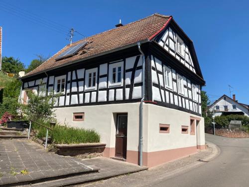 Фасада на хотела, Haus der Behaglichkeit in Erlenbach bei Dahn City