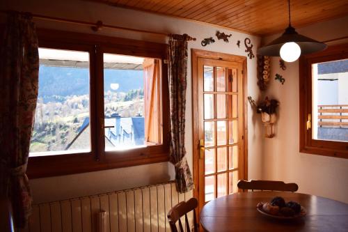 Saliecho. Acogedor apto de montaña. Piscina y buenas vistas - image 8