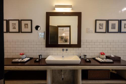 Deluxe Garden King Room  room in Nyne Hotels Lake Lodge - Colombo