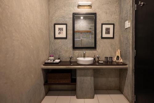 Superior King Room image 3