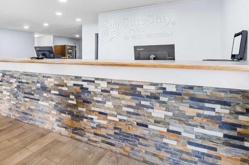 Days Inn by Wyndham Beaumont - image 11