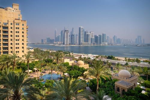 Luxury Fairmont Palm - Beach Access & Sea View, Dubai