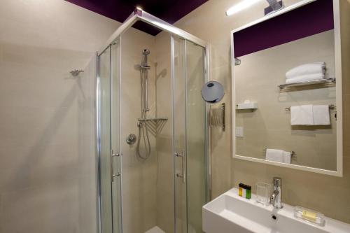 Standard Double Room - Main Building image 10