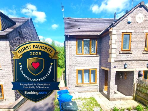 3 Bedroom Spacious Modern Comfortable Home in Rochdale, Work, Relax, Explore Manchester, Oldham, Bur