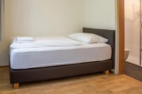 Single Room with Shower image 8