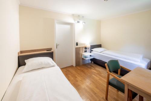 Standard Twin Room image 4