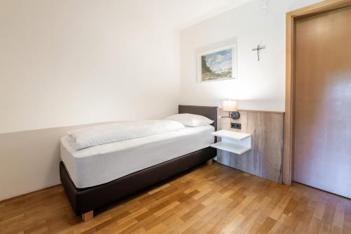 Single Room with Shower image 6