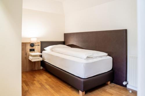 Single Room with Shower image 5