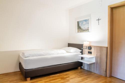 Single Room with Shower image 4