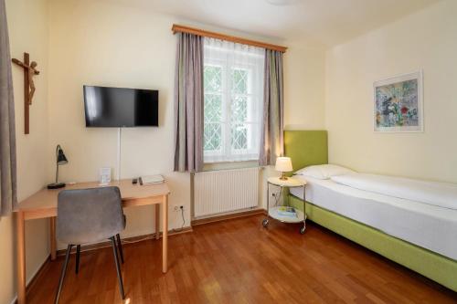 Single Room with Shower image 3