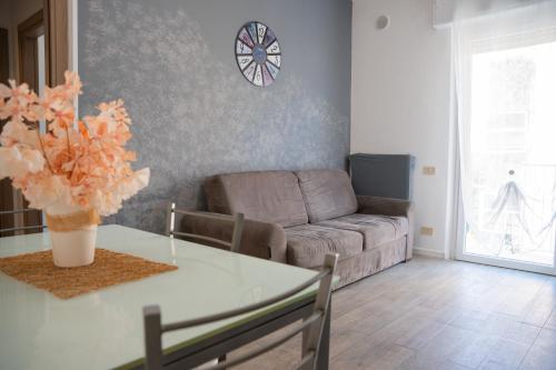 One-Bedroom Apartment image 9