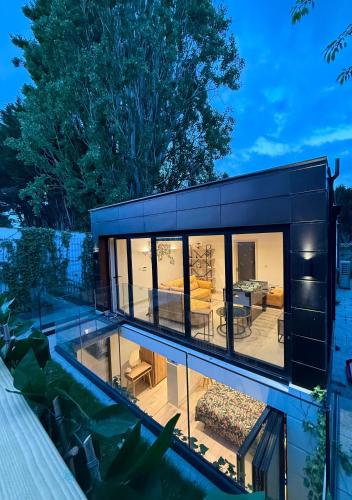 Chic 2 Bedroom Modern Cave House, Londres