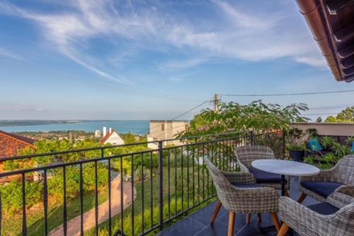 Azur Villa 1 - Panoramic Escape in Balatonalmádi