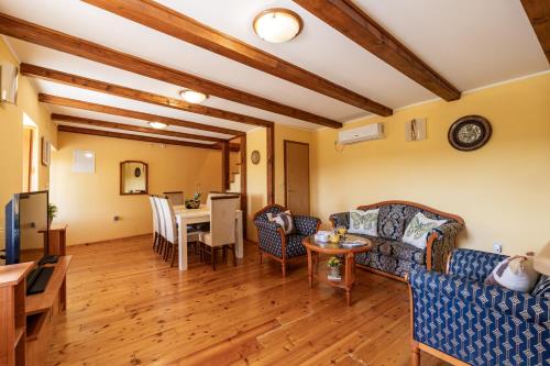ห้องส่วนกลางสำหรับนั่งเล่น/ดูทีวี, Private pool villa - Meditteranean peace in ดูบรอฟนิค