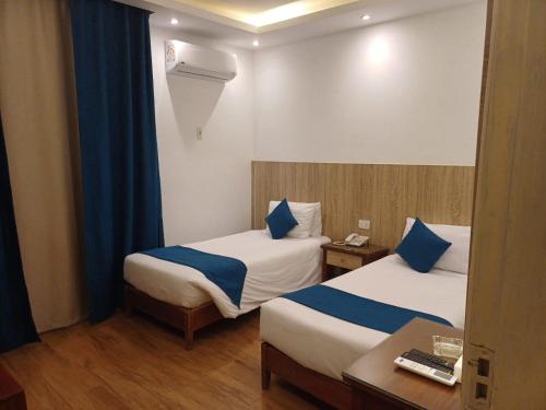 2 twin beds
