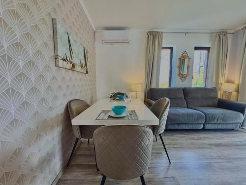 Azur Villa 3 - Panoramic Escape in バラトナルマディ