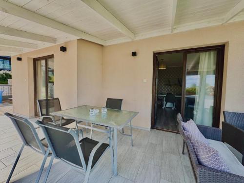 Azur Villa 3 - Panoramic Escape in バラトナルマディ