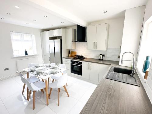 Malvern House by Blue Skies Stays