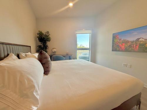 Designer Silver Lake Stylish One Bedroom with Parking detail