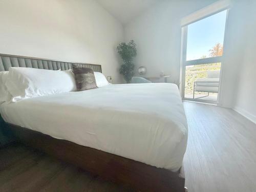 Designer Silver Lake Stylish One Bedroom with Parking detail