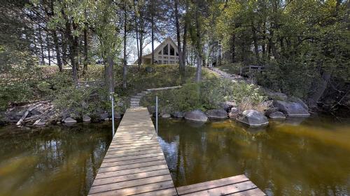. Lakefront Hideaway