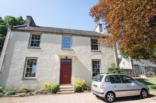 A szálláshely kívülről, The Old Manse Oyne in Chapel of Garioch