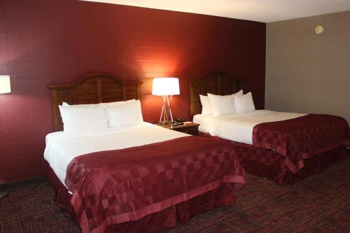 Queen Room with Two Queen Beds and Roll-in Shower - Mobility Accessible/Non-Smoking