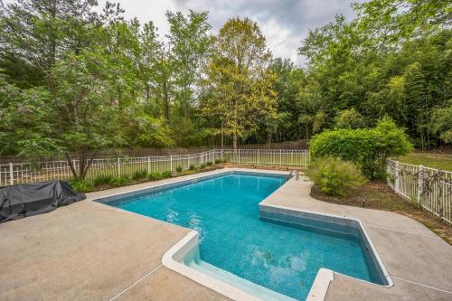 Faciliteter, Elegant 5BR Retreat Pool & Yard in Snellville (GA)