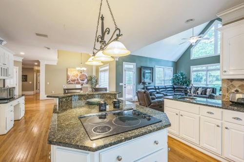 Faciliteter, Elegant 5BR Retreat Pool & Yard in Snellville (GA)
