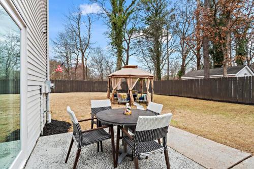 Facilities, Cozy 2-Bedroom Townhome with fenced backyard/gazebo in Smyrna (GA)