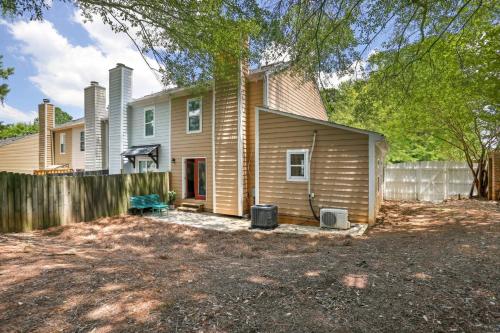 Sadržaji, Spacious 3-Bedroom Home with Private Baths, Mini Bars, and Prime Location! in Smyrna (GA)