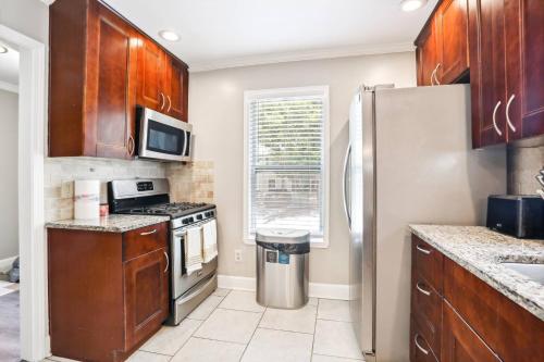 Sadržaji, Spacious 3-Bedroom Home with Private Baths, Mini Bars, and Prime Location! in Smyrna (GA)