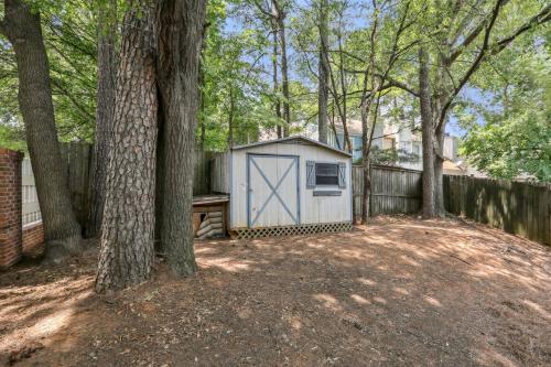Sadržaji, Spacious 3-Bedroom Home with Private Baths, Mini Bars, and Prime Location! in Smyrna (GA)