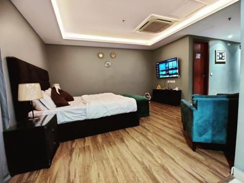Great Experiences Are Just Around The Corner Luxury Gold Crest Mall Apartments by HBA - image 13