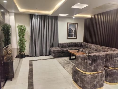 Luxury Triple Room image 10