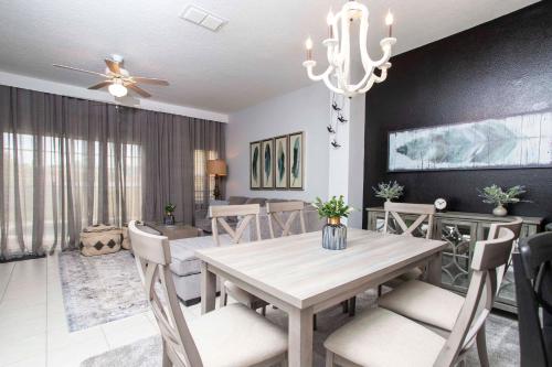 3 Bedrooms Home W Pool just 6 miles from Disney