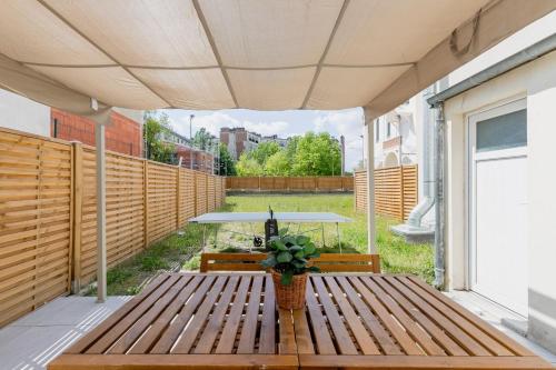 Play ping pong in your magical garden in Paris, Paris
