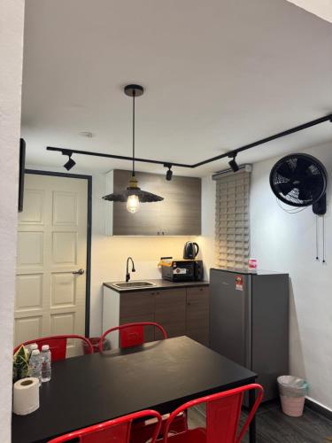 Industrial Loft Tinyhouse Homestay - 2 Queen Bed, Free Netflix, Prime & Wi-Fi Near Bukit Mertajam near CozMart