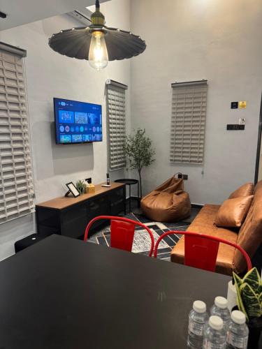 Industrial Loft Tinyhouse Homestay - 2 Queen Bed, Free Netflix, Prime & Wi-Fi Near Bukit Mertajam near CozMart