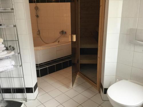 Zuhanyzó, Schöne 150 qm-Wohnung in Jugendstil-Villa (Schone 150 qm-Wohnung in Jugendstil-Villa) in Plauen