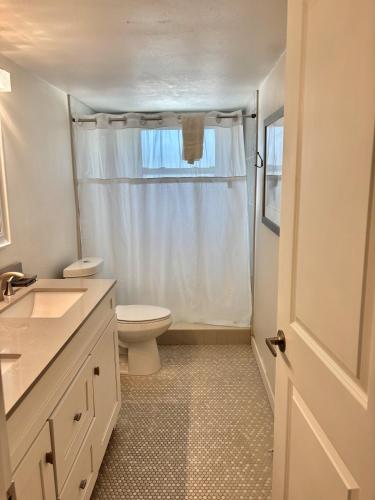 Six-Bedroom House image 4