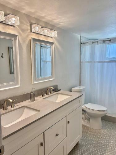 Six-Bedroom House image 3