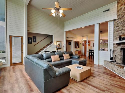 Woodshed, 2 Bedrooms, Sleeps 5, Mountain View, Jetted Tub, Pool Access, in Gatlinburg, USA