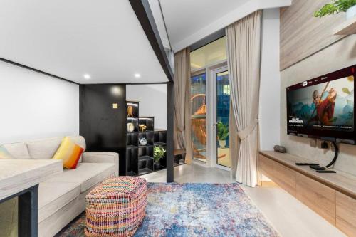 Miami Vibes | Canal View | Fully Furnished Studio - image 7