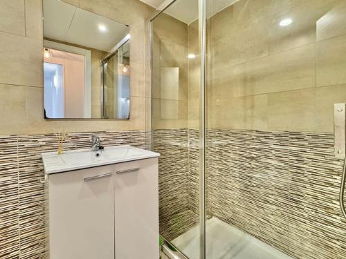 Cozy Flat with Wifi and Pool 5 min to beach - image 5