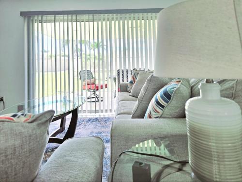 Cozy Retreat with Lanai and Outdoor BBQ - image 2