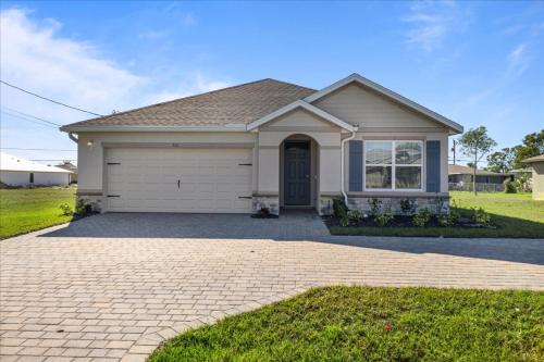 Cape Coral Getaway Modern Comfort and Location - image 5